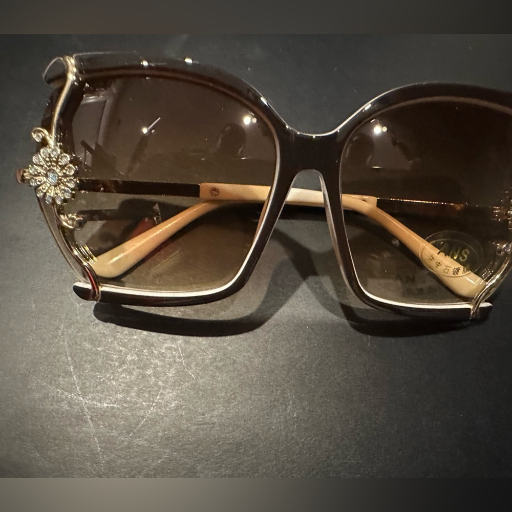 Elegant Gold and Brown Sunglasses